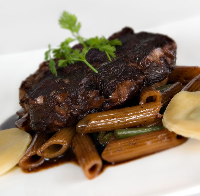 Gebraden kalfsfricandeau met balsamicojus